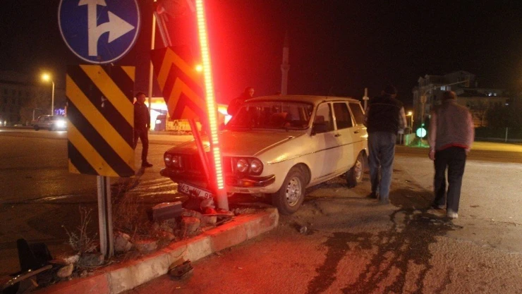 2 Otomobil çarpıştı