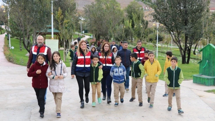 Jandarmadan öğrencilere jest