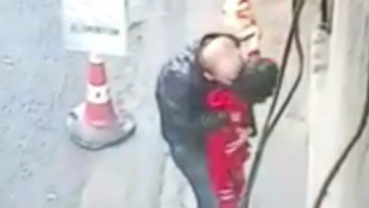 Küçük kıza taciz güvenlik kamerasında