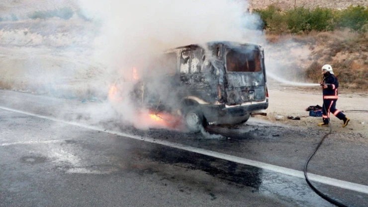 Minibüs alev aldı, sürücü son anda canını kurtardı
