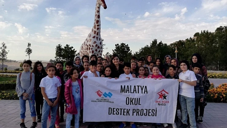 Çocuklara hayvanat bahçesi gezdirildi