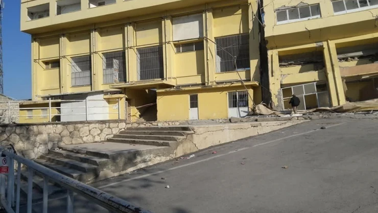 İnönü Stadı'nın kapalı tribünü de yıkıldı