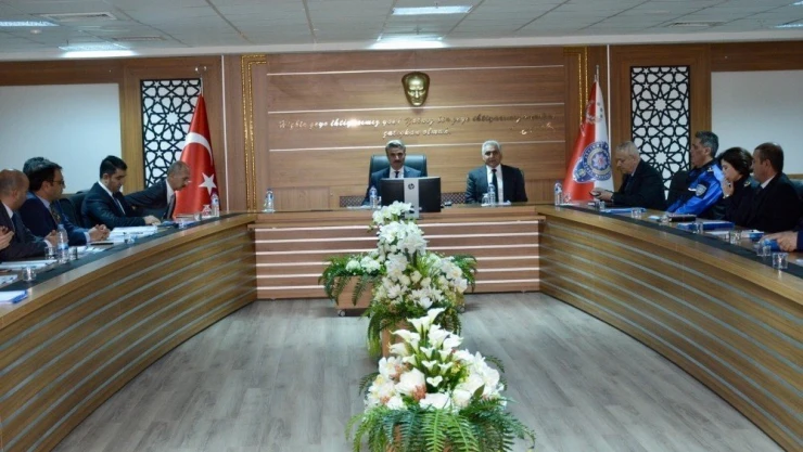 Vali Baruş'a bilgilendirme