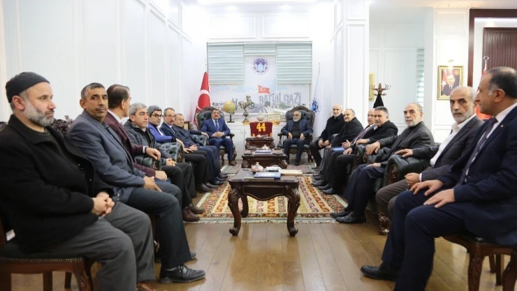 Hayra öncü olup, şerre engel olmaya çalışıyoruz