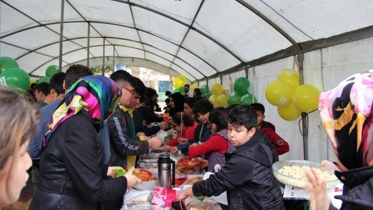 Lise öğrencilerinden anlamlı davranış