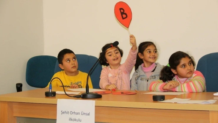 Üniversiteli gençler,  ilkokul öğrencilerini ağırladı