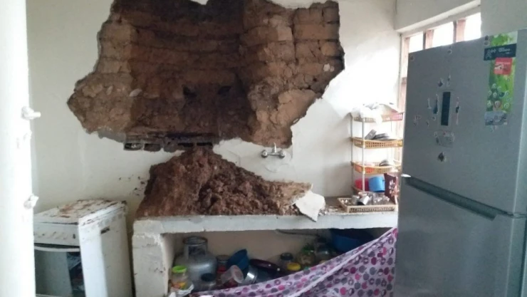 Yağış depremde hasar gören evin duvarını yıktı