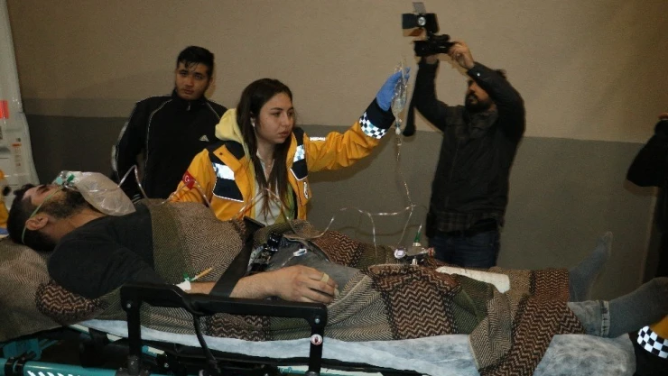 Hırsız 2 kardeşi bıçakladı