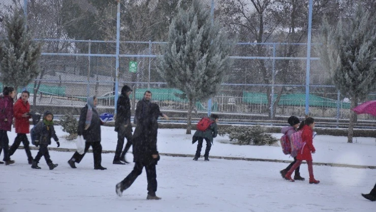 Arguvan beyaza büründü