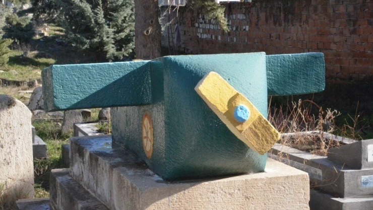 Malatya'daki uçak mezar görenleri şaşırtıyor