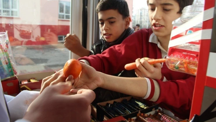Okul kantininde meyve satışı
