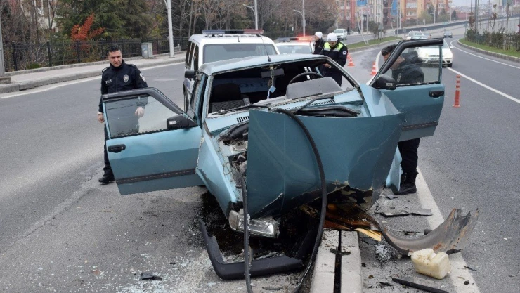 Otomobil refüje çarptı