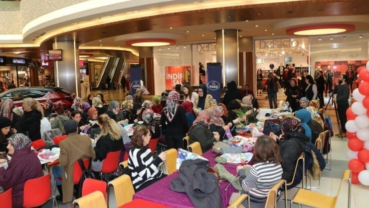 Malatya Parkta ''Elden Ele'' örgü örme etkinliği