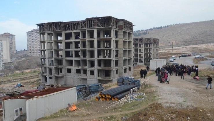 Parasını ödedikleri evleri istiyorlar