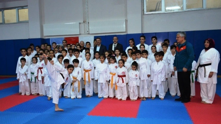 Vali Baruş'tan gençlere spor tavsiyesi