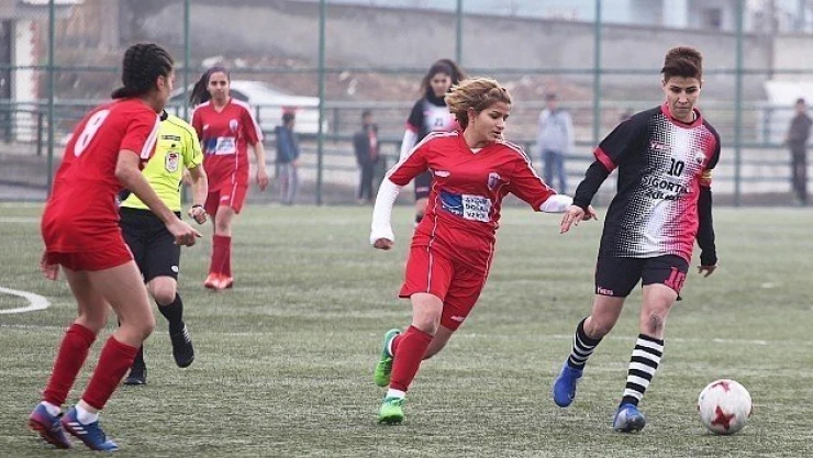 Bayanlar maçında kırmızı kartlar hava uçuştu