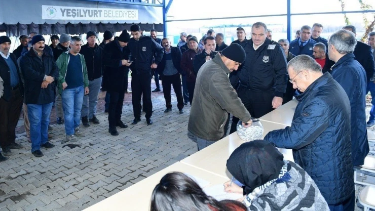 Yeşilyurt Belediyesi 100 personel aldı