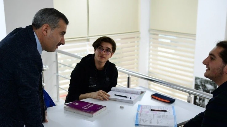 15 bin adet kitap raflarda