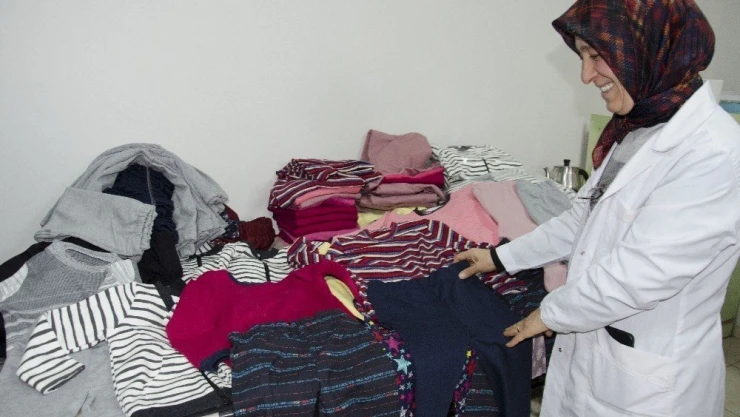 İhtiyaç sahibi çocuklar için eşofman dikiliyorlar