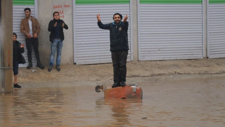 Sel duvarları yıkıp hayvanları telef etti