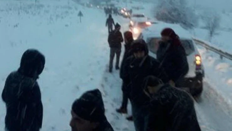 Onlarca araç karlı yolda mahsur kaldı
