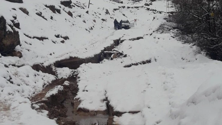 Yağışlar köy yolunda yarık oluşturdu