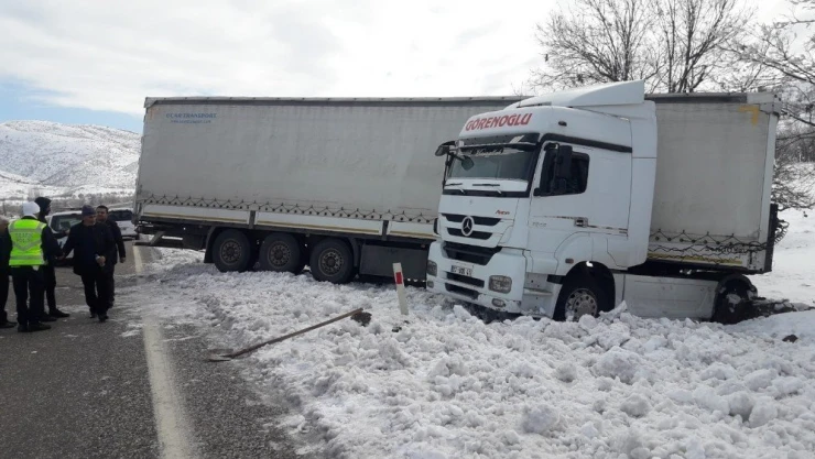Kayganlaşan yolda tır şarampole kaydı