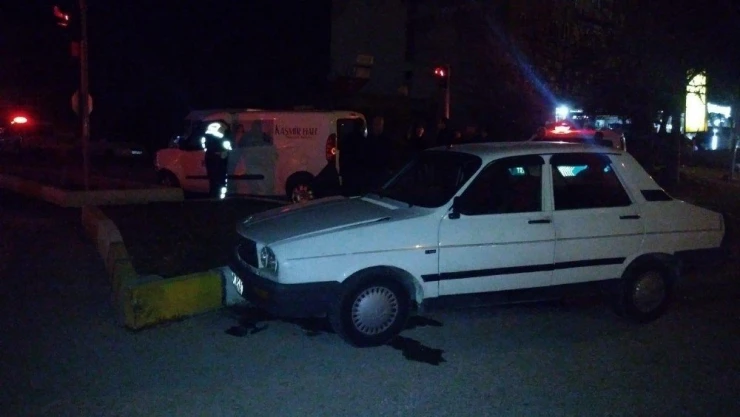 Hafif ticari araç ile otomobil çarpıştı: 6 yaralı