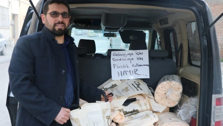 Sokak, sokak gezip bez poşet dağıttı