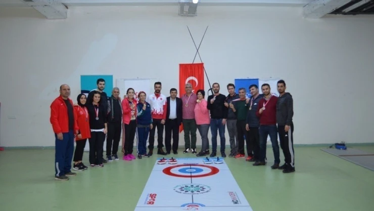 Öğrencilerin yeni gözdesi 'Floor Curling'