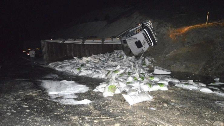 Gübre yüklü Tır devrildi