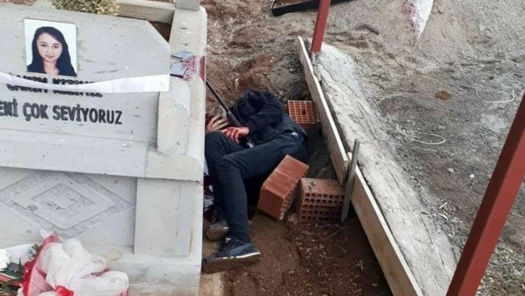 Tüfekle mezarlıkta canına kıydı