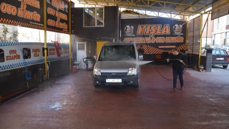 Kocası vefat edince 4 çocuğuna bakmak için oto yıkamacı açtı