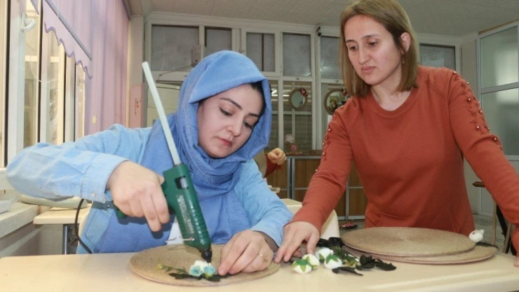 Eşi işsiz kalınca meslek öğrendi