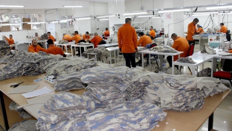 Hava Kuvvetleri Komutanlığının gömleği mahkumlardan