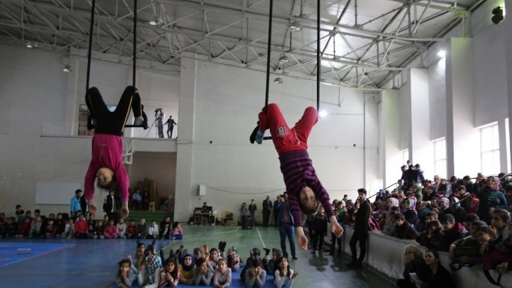 Öğrencilerden sirk ve sokak sanatları gösterisi