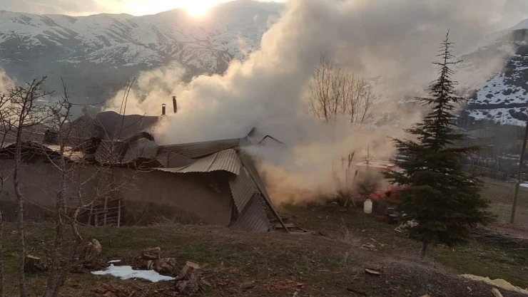 Elazığ'da ev yangını