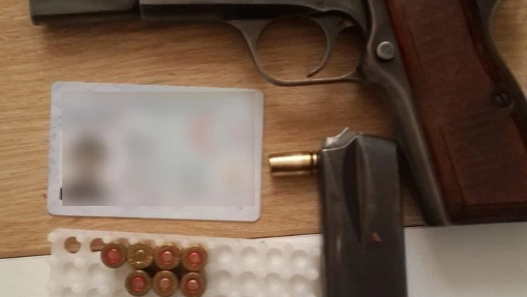 Şüpheli şahsın üzerinden tabanca çıktı