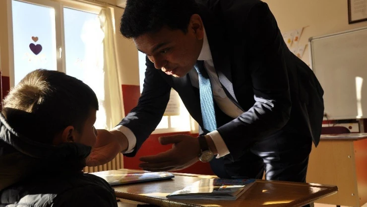 Arguvan Kaymakamı Şahin okulları denetliyor