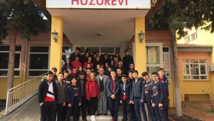 Mercan Kolejlilerden huzurevi ziyareti