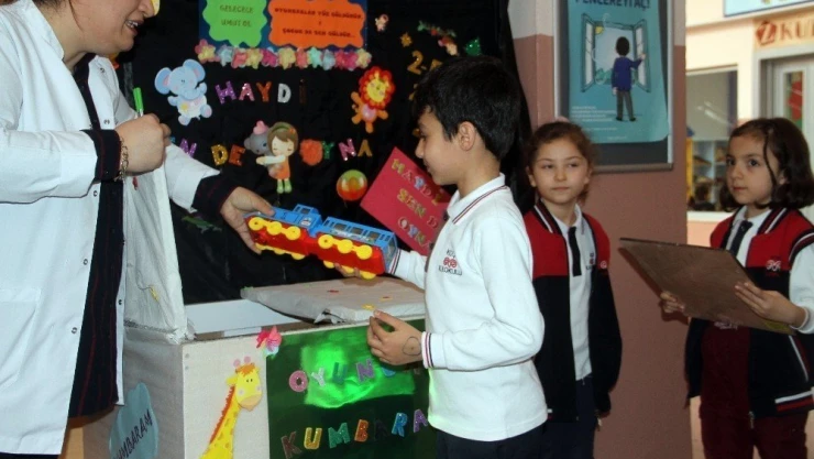 Oyuncaksız  çocuklar için 'Oyuncak Kumbarası'