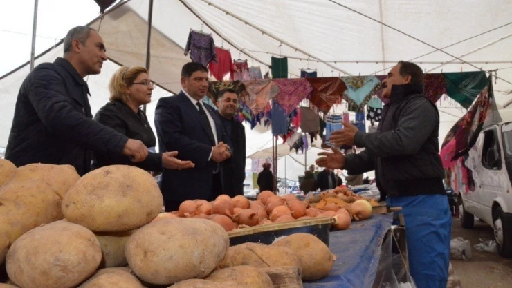 İYİ Partili Parlak, pazar esnaflarıyla buluştu.