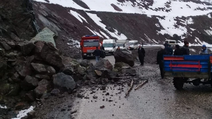 Sincik Malatya yoluna kaya düştü