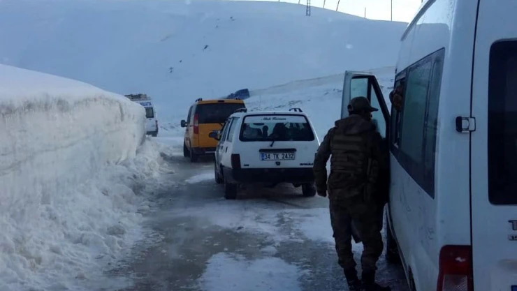 Araçlar tipide mahsur kaldı