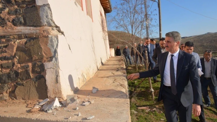 Vali Baruş, deprem bölgesinde incelemelerde bulundu