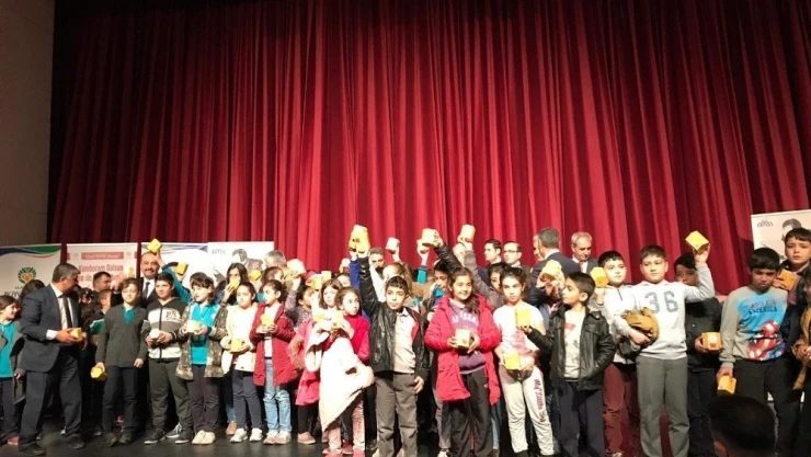 Kitap Fuarı için öğrencilere kumbara dağıtıldı