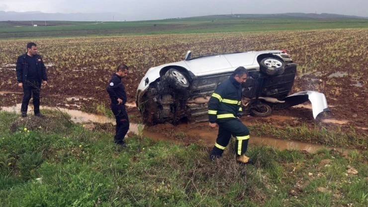 Otomobil şarampole yuvarlandı: 2 yaralı