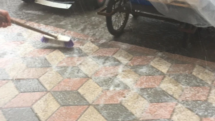 Elazığ'da, kısa süreli dolu etkili oldu