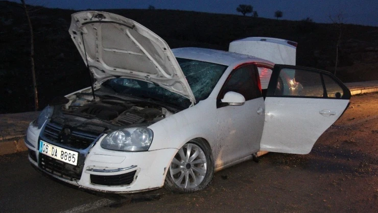 Otomobil direğe çarptı: 5 yaralı