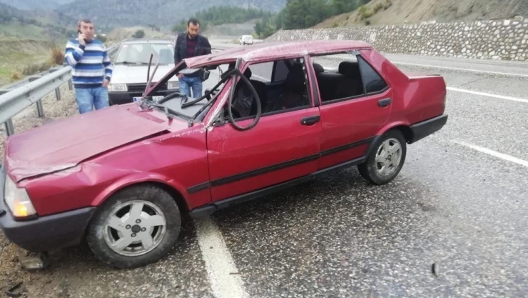 Otomobil kayganlaşan yolda bariyere çarparak durabildi